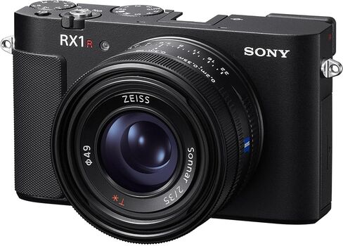كاميرا Sony RX1R III مدمجة ممتازة ذات إطار كامل ومُحسَّنة بمستشعر CMOS بدقة 61 ميجابكسل وعدسة ZEISS® Sonnar T* مقاس 35 مم ببعد بؤري F2 ومعالج BIONZ XR™‎ والتعرف على الهدف القائم على الذكاء الاصطناعي (حزمة القيمة) in Kuwait