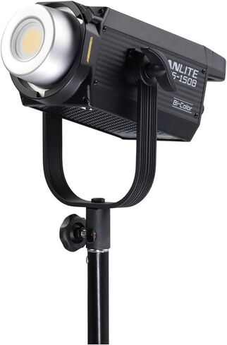 حزمة أضواء كشاف استوديو ثنائية اللون من Nanlite FS-150B مع ملحق عرض مثبت على حامل 18-36 FM، وصندوق Softbox Nanlite Rapid 60 FM، وعدسة فريسنل FL-11 in Kuwait