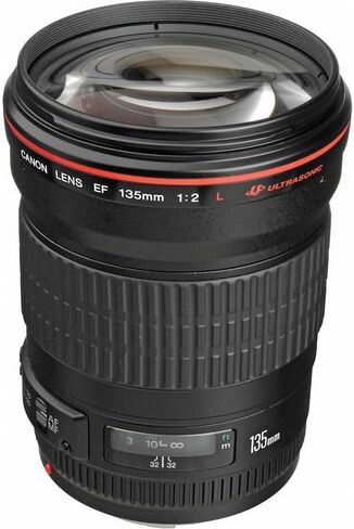 مجموعة عدسات Canon EF 135mm f/2L USM | عدسة مقربة احترافية من سلسلة L-Series مزودة بفتحة سريعة f/2 وتركيز تلقائي USM من النوع الدائري وبصريات فائقة | للصور الشخصية والرياضة (2520A004) + طقم الفلتر + المزيد in Kuwait