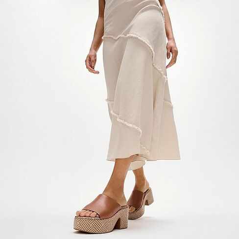 شبشب نسائي من FitFlop بكعب جلدي منسوج برسومات PLATFFORMS - صنادل ذات نعل ثابت مع راحة مبطنة ودعم للقوس in Kuwait