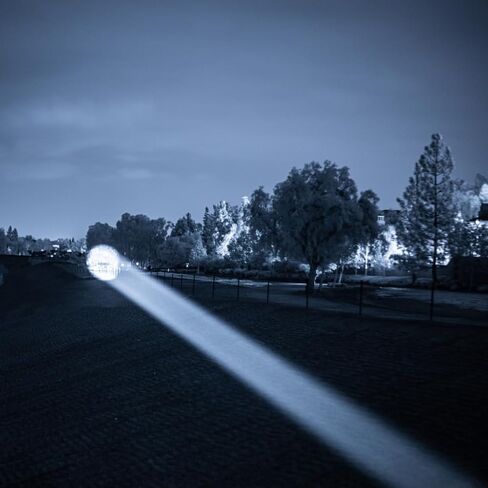 مصباح Z-BOLT® Blazer LED بالأشعة تحت الحمراء - رميات شعاعية بطول 1000 متر - نظام عدسات تلسكوبية - قابل للتعديل من 6 درجات إلى 25 درجة من الشعاع إلى الفيضانات (طاقة الوقود المزدوجة) in Kuwait