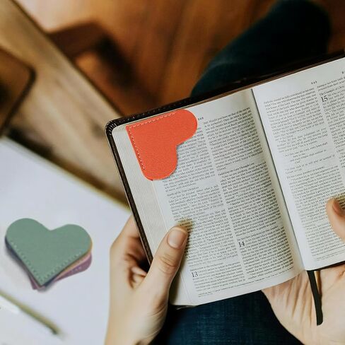 الإشارات المرجعية الجلدية على شكل قلب، 6 قطع من HOMTEK، علامات كتاب لطيفة لصفحة الزاوية لقراءة النساء، محبي الكتب والمدرسين والطلاب، هدايا قراءة يدوية لطيفة (الحب A-6pcs) in Kuwait