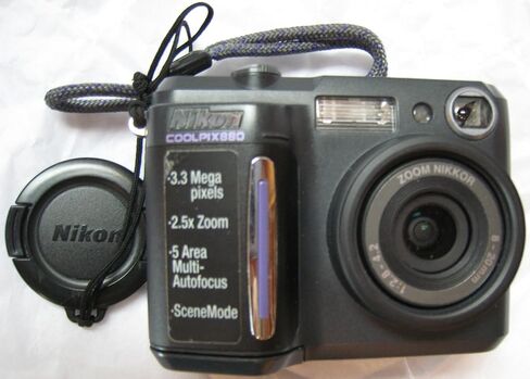 كاميرا نيكون Coolpix 880 الرقمية بدقة 3.2 ميجابكسل مع تكبير بصري 2.5x (متجددة) in Kuwait