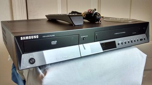 سامسونج DVD-V9700 HIFI ستيريو DVD وVCR كومبو مسجل 4 رأس دوار. مسجل فيديو رقمي - بدون موالف مع HDMI، DVIX، DTS المحيطي، DOLBY DIGITSL. جهاز التحكم عن بعد + أسلاك موصل AV (متجددة) in Kuwait