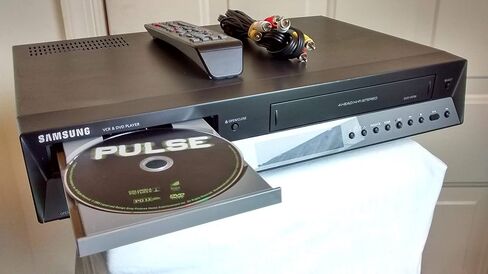 سامسونج DVD-V9700 HIFI ستيريو DVD وVCR كومبو مسجل 4 رأس دوار. مسجل فيديو رقمي - بدون موالف مع HDMI، DVIX، DTS المحيطي، DOLBY DIGITSL. جهاز التحكم عن بعد + أسلاك موصل AV (متجددة) in Kuwait