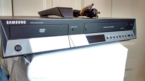 سامسونج DVD-V9700 HIFI ستيريو DVD وVCR كومبو مسجل 4 رأس دوار. مسجل فيديو رقمي - بدون موالف مع HDMI، DVIX، DTS المحيطي، DOLBY DIGITSL. جهاز التحكم عن بعد + أسلاك موصل AV (متجددة) in Kuwait