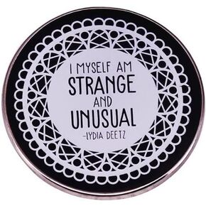 أنا نفسي كلمات غريبة وغير عادية دبوس ملابس أشكال مختلفة خطوط فيلم الرعب شارة بروش دبوس أبيض وأسود بروش هالوين التلبيب شارة الملابس وقبعة الديكور in Kuwait