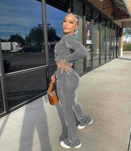 بدلة رياضية نسائية بلون سادة مكونة من قطعتين من القطيفة مكونة من قطعتين للنساء، سترة علوية قصيرة بغطاء للرأس بأكمام طويلة وسروال مرن واسع مجموعة ملابس رياضية كاجوال بدلة رياضية للركض مع جيوب in Kuwait