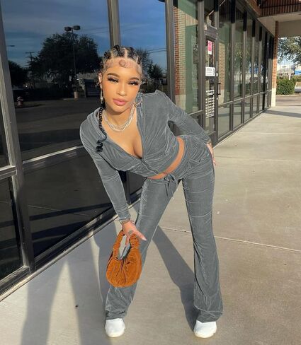 بدلة رياضية نسائية بلون سادة مكونة من قطعتين من القطيفة مكونة من قطعتين للنساء، سترة علوية قصيرة بغطاء للرأس بأكمام طويلة وسروال مرن واسع مجموعة ملابس رياضية كاجوال بدلة رياضية للركض مع جيوب in Kuwait