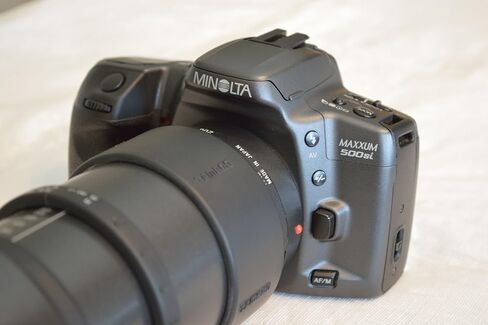 كاميرا فيلم Minolta Maxxum 500si SLR مقاس 35 مم مع عدسة تكبير AF (متجددة) in Saudi Arabia