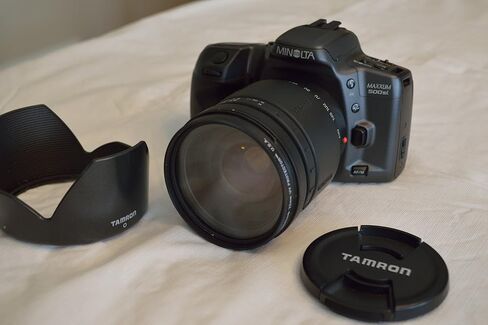 كاميرا فيلم Minolta Maxxum 500si SLR مقاس 35 مم مع عدسة تكبير AF (متجددة) in Saudi Arabia