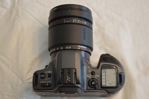كاميرا فيلم Minolta Maxxum 500si SLR مقاس 35 مم مع عدسة تكبير AF (متجددة) in Saudi Arabia