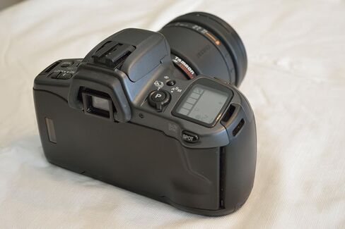 كاميرا فيلم Minolta Maxxum 500si SLR مقاس 35 مم مع عدسة تكبير AF (متجددة) in Saudi Arabia