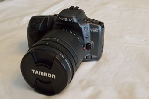 كاميرا فيلم Minolta Maxxum 500si SLR مقاس 35 مم مع عدسة تكبير AF (متجددة) in Saudi Arabia