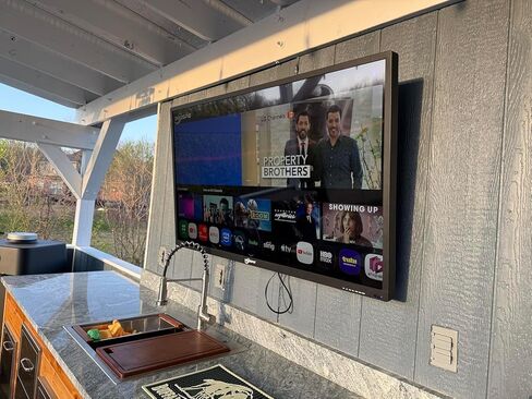 تلفزيون خارجي 360SPB مقاس 65 بوصة، تلفزيون خارجي 4K، تلفزيون خارجي عالي الجودة 1000 شمعة في المتر المربع، تلفزيون IP65 مقاوم للماء، أجهزة تلفزيون مقاومة للطقس مع جهاز تحكم عن بعد مساعد صوتي، متوافق مع دولبي، أجهزة تلفزيون خارجية للباحات والرياضة in Kuwait