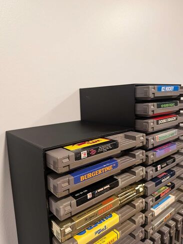 شاشة عرض منظم لألعاب الفيديو مثبتة على الحائط متوافقة مع خراطيش NES (نظام نينتندو الترفيهي)، باللون الأسود، تحمل 10 خراطيش، مجموعة من 3 in Saudi Arabia
