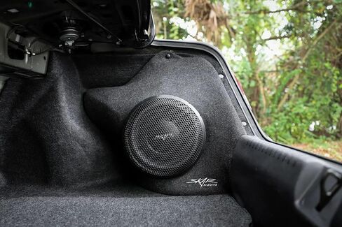 حاوية مضخم صوت Skar Audio فردية مقاس 10 بوصات محملة من سلسلة VS متوافقة مع سيارات سيدان المدنية 2012-2015 in Kuwait