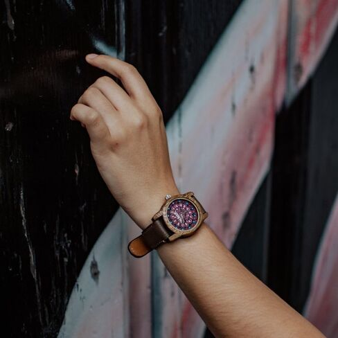 Eclock | ساعة خشبية للنساء ، تفاصيل Chaquira | Huichol Iridescent Blue | هدية مثالية لصديقة ، أمي ، ابنة ، عيد ميلاد ، ذكرى السنوية. مصنوع يدويًا ومصممًا في المكسيك. قطر 35 مم. in Saudi Arabia