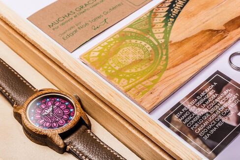 Eclock | ساعة خشبية للنساء ، تفاصيل Chaquira | Huichol Iridescent Blue | هدية مثالية لصديقة ، أمي ، ابنة ، عيد ميلاد ، ذكرى السنوية. مصنوع يدويًا ومصممًا في المكسيك. قطر 35 مم. in Saudi Arabia