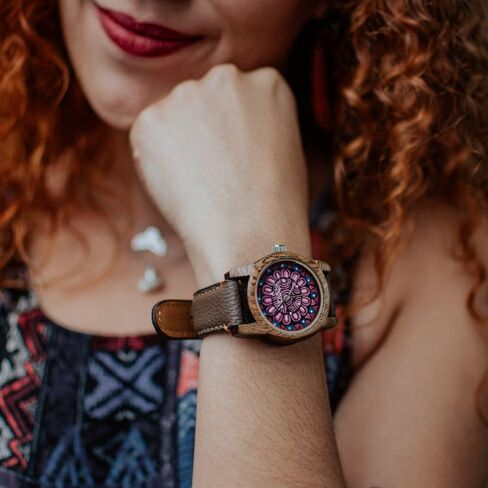 Eclock | ساعة خشبية للنساء ، تفاصيل Chaquira | Huichol Iridescent Blue | هدية مثالية لصديقة ، أمي ، ابنة ، عيد ميلاد ، ذكرى السنوية. مصنوع يدويًا ومصممًا في المكسيك. قطر 35 مم. in Saudi Arabia