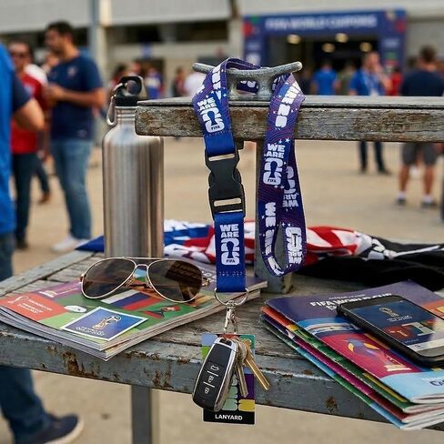 حبل FIFA الرسمي لكأس العالم 2026 بالولايات المتحدة الأمريكية - لون بحري قابل للجمع مع إصدار الأمة المضيفة باللونين الأحمر والأبيض - حزام رقبة منفصل قابل للفصل مع مشبك معدني - معدات تذكارية لمشجعي كرة القدم للشارات والمفاتيح والهوية in Saudi Arabia