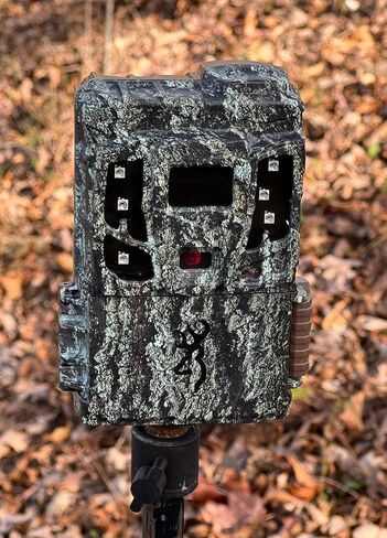 مجموعة كاميرا Browning Pro Scout Max Extreme HD الخلوية مع بطاقة ذاكرة سعة 32 جيجابايت وقارئ وطاقة شمسية (4 عناصر) in Saudi Arabia