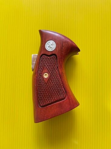 مقابض مسدس من الخشب الصلب متوافقة مع إطار Smith and Wesson K/L، مسدسات بمؤخرة مستديرة، تصميم متقلب، تصميم كلاسيكي فاخر مصنوع يدويًا in Kuwait