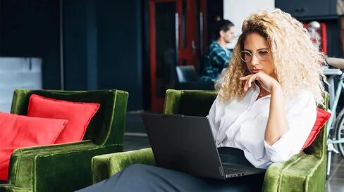 كمبيوتر محمول Lenovo ThinkPad T14 Gen 6 مزود بمعالج Intel Core Ultra 7 268V vPro، وCopilot+، وشاشة تعمل باللمس WUXGA 400nits مقاس 14 بوصة، وذاكرة وصول عشوائي LPDDR5X-8533MT سعة 32 جيجابايت، ومحرك أقراص SSD سعة 1 تيرابايت، وكاميرا RGB + IR بدقة 5 ميجابكسل، in Kuwait