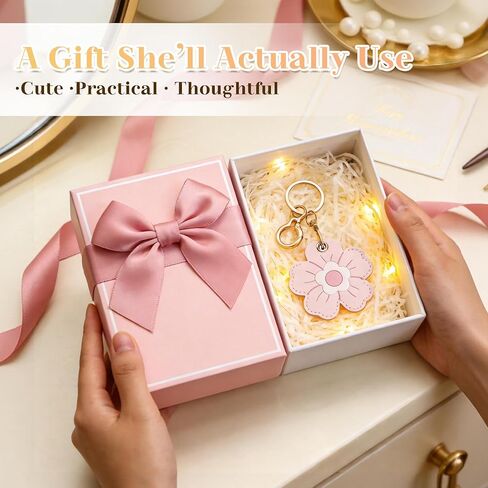 سلسلة مفاتيح جلدية لحامل AirTag، حافظة واقية زهرية لطيفة لـ AirTag 1 & 2nd Gen، حقيبة جمالية ساحرة مع حلقة مفاتيح للنساء، حقيبة الظهر، الأمتعة، المحفظة (الوردية) in Kuwait