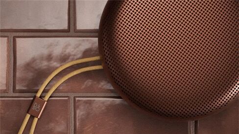 Bang & Olufsen Beosound A1 الجيل الثالث مكبر صوت بلوتوث محمول مقاوم للماء مع 3 ميكروفونات، معتمد من المهد إلى المهد (C2C)، أحمر ريفي in Kuwait