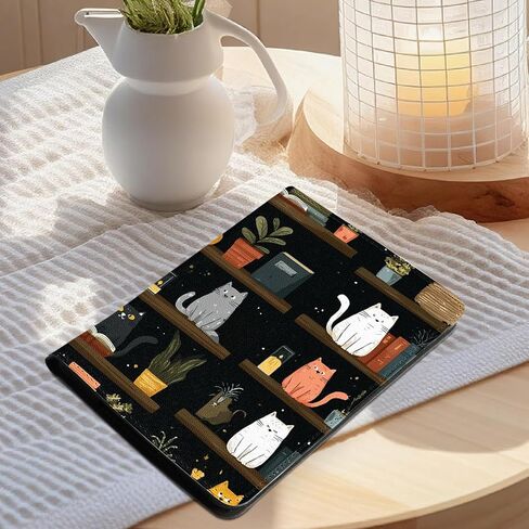 غطاء خفيف الوزن لجهاز Kindle الجيل الحادي عشر (إصدار 2024/2022) مقاس 6 بوصات، جراب للنوم/الاستيقاظ التلقائي مع مسند وقبضة يد لجهاز Kindle Basic (رقم الموديل RS23CV/C2V2L3)، قطط لطيفة على رف الكتب in Kuwait