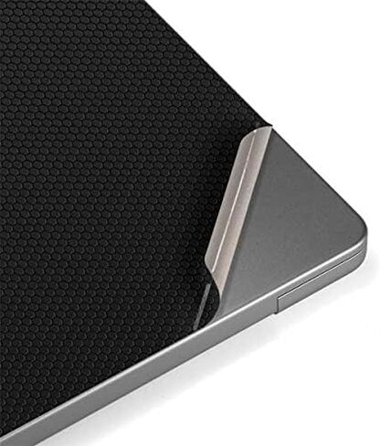 غلاف كمبيوتر محمول من Skinit متوافق مع جهاز MacBook Pro 14in (2021) بتصميم سداسي أسود مصمم في الأصل in Kuwait