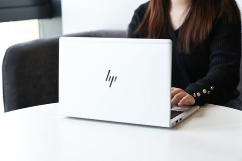 كمبيوتر محمول HP EliteBook 645 G10، شاشة 14 بوصة FHD IPS، AMD Ryzen 5 PRO 7530U (حتى 4.5 جيجا هرتز)، ذاكرة الوصول العشوائي DDR4 سعة 16 جيجابايت، SSD 256 جيجابايت، Windows 11 Pro، Wi-Fi 6، لوحة مفاتيح بإضاءة خلفية، USB-C (مجدد) in Kuwait