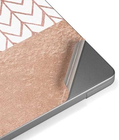 غلاف كمبيوتر محمول من Skinit متوافق مع جهاز MacBook Pro مقاس 16 بوصة (2021) بتصميم متعرج باللون الذهبي الوردي in Kuwait