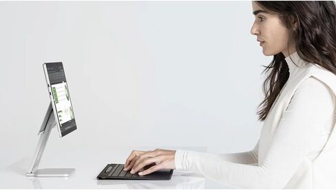 Microsoft EP2-23861 Surface Pro 11 Snapdragon X Elite 16GB/1TB Copilot + حزمة الكمبيوتر الشخصي البلاتينية (المتجددة) مع حزمة حماية محسنة CPS لمدة 3 سنوات in Kuwait