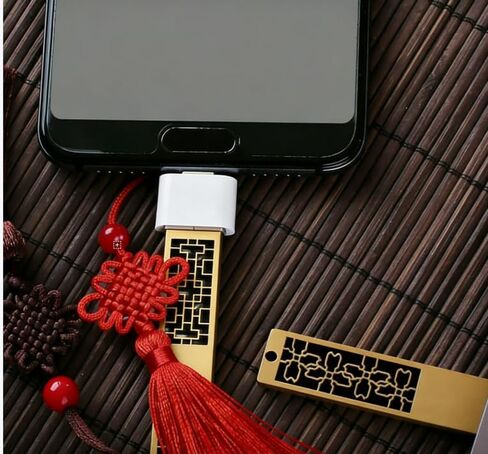 محرك فلاش USB سعة 8 جيجابايت، معدن نحاسي على الطراز الصيني القديم، تصميم نمط نافذة مجوف مع سلك تعليق على شكل شرابة بعقدة صينية in Kuwait