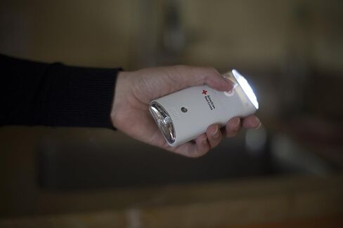 إيتون - صديق تعتيم الصليب الأحمر الأمريكي، مصباح LED للطوارئ، تنبيه التعتيم وإضاءة ليلية، بطارية قابلة لإعادة الشحن لمدة 4 ساعات، الالتزام بالاستعداد in Kuwait