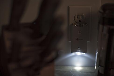 إيتون - صديق تعتيم الصليب الأحمر الأمريكي، مصباح LED للطوارئ، تنبيه التعتيم وإضاءة ليلية، بطارية قابلة لإعادة الشحن لمدة 4 ساعات، الالتزام بالاستعداد in Kuwait