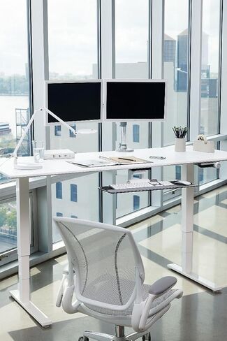 ذراع شاشة الكمبيوتر المفصلي القابل للتعديل من Humanscale M8 - مشبك من قطعتين على الحامل مع قاعدة - أسود مع زخرفة سوداء in Kuwait