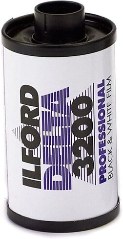 فيلم Ilford Delta 3200 الاحترافي باللونين الأسود والأبيض (فيلم رول 35 مم، 36 تعريضًا) - عبوتان مع قطعة قماش للتنظيف من الألياف الدقيقة in Kuwait