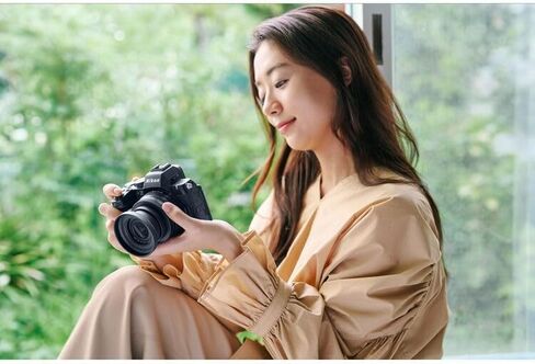 كاميرا Nikon Z50 II صغيرة الحجم خفيفة الوزن وغير مزودة بمرآة مع مجموعة عدسات مقاس 18-140 مم f/3.5-6.3 (NIZ5021814LK) + بطاقة ذاكرة سعة 64 جيجابايت + بطارية EN-EL25 + برنامج صور + عدسة مقربة مقاس 62 مم + المزيد in Kuwait
