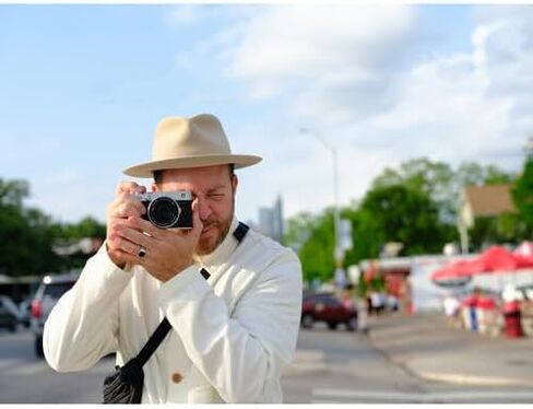 كاميرا FUJIFILM X-E5 الرقمية بدون مرآة مع عدسة XF 23 مم f/2.8 - فضية، حزمة مع بطاقة ذاكرة 64 جيجابايت + حقيبة حمل + طقم تنظيف + محفظة بطاقة ذاكرة + قارئ بطاقة USB + المزيد من الملحقات in Kuwait