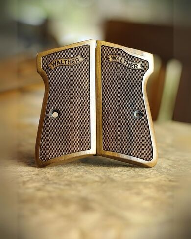 مقابض مسدس خشبية من Walther، خشب صلب بني مزخرف بنمط مربعات، متوافق مع موديلات PPK/S .22 LR و.380 ACP in Kuwait