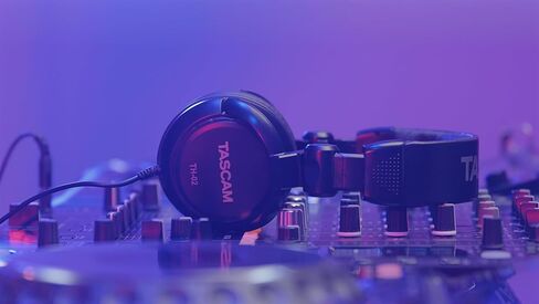 TASCAM CD-400U مشغل أقراص مضغوطة/وسائط + سماعات رأس ستوديو in Kuwait
