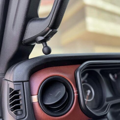 حامل جهاز على شكل عمود من Bulletpoint Mounting Solutions مع كرة 20 مم متوافق مع 2024+ Jeep Wrangler JL و2024+ Jeep Gladiator in Kuwait