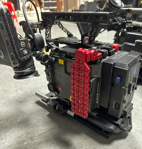مشبك تحرير سريع من Alvin's Creativity Red الناتو وحزمة لوحة تركيب مفصلية AMP-1 لتجهيز قفص الكاميرا ARRI Alexa 35 in Kuwait