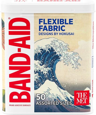 ضمادات لاصقة من القماش المرن من العلامة التجارية BAND-AID تتميز بتصميمات من كاتسوشيكا هوكوساي، حماية معقمة مريحة وإسعافات أولية للعناية بالجروح البسيطة، علبة معدنية قابلة للتجميع، أحجام متنوعة، 50 قطعة in Kuwait