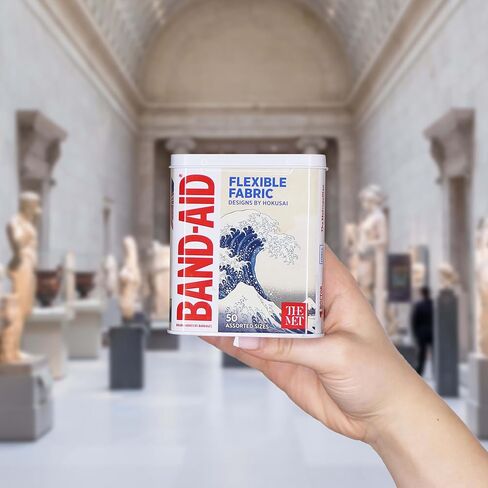 ضمادات لاصقة من القماش المرن من العلامة التجارية BAND-AID تتميز بتصميمات من كاتسوشيكا هوكوساي، حماية معقمة مريحة وإسعافات أولية للعناية بالجروح البسيطة، علبة معدنية قابلة للتجميع، أحجام متنوعة، 50 قطعة in Kuwait
