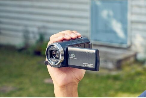 كاميرا الفيديو Sony HDR-CX675 Full HD Handycam، زووم بصري 30x، خاصية التثبيت البصري المتوازن، كاميرا فيديو مدمجة لمدونات الفيديو وحفلات السفر (HDRCX675/B) + بطاقة 32 جيجابايت + ضوء LED + حقيبة كاميرا + المزيد in Kuwait