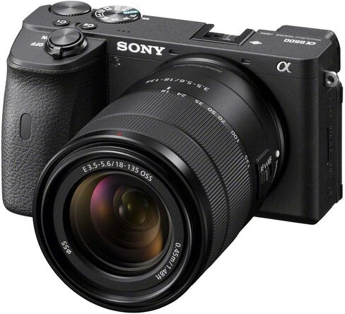 كاميرا سوني a6600 بدون مرآة مع مجموعة عدسات 18-135 ملم f/3.5-5.6 | مستشعر APS-C بدقة 24.2 ميجابكسل، ونظام IBIS ذو 5 محاور، وتركيز بؤري تلقائي للعين في الوقت الحقيقي، وفيديو بدقة 4K | مثالية للسفر والحياة البرية (ILCE6600M/B) + بطاقة سعة 64 جيجابايت + حقيب in Kuwait